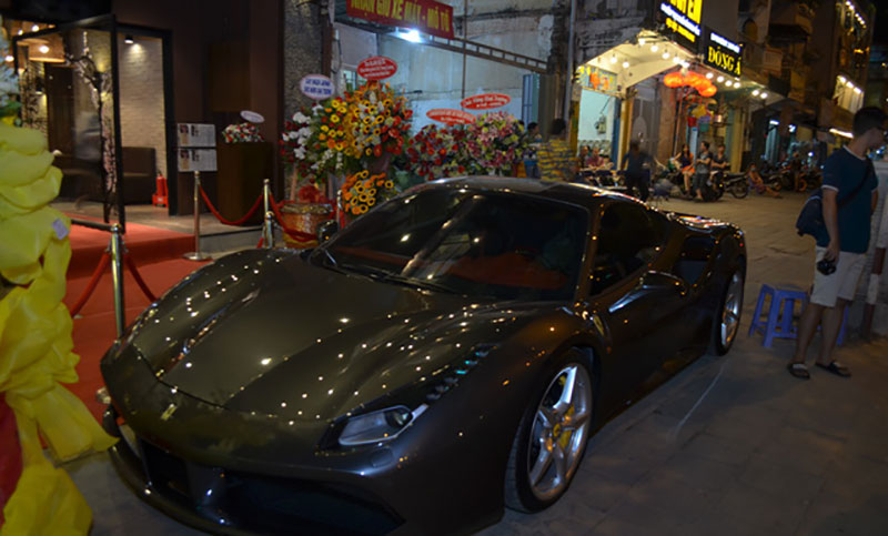 Cận cảnh dàn siêu xe tụ tập dự lễ khai trương nhà hàng của bạn gái Cường Đô-la